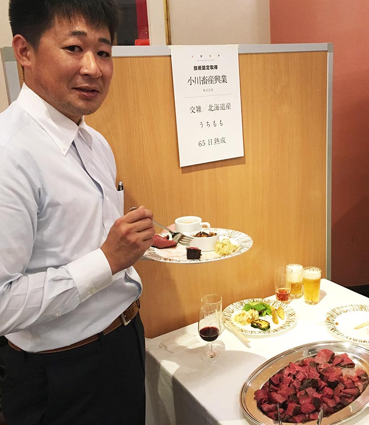 安堂グループの歴史物語第29話 熊本震災チャリティ企画・ドライエイジングビーフ&ポークビュッフェ・パーティで試食する安堂卓也