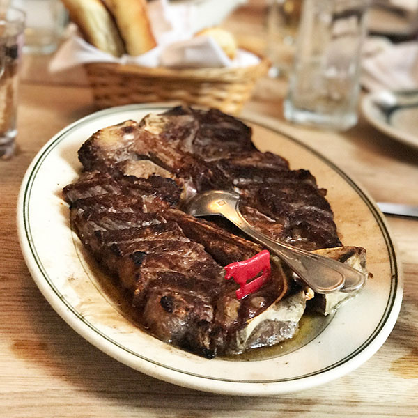 Peter Luger Steak HouseのTボーンステーキ写真