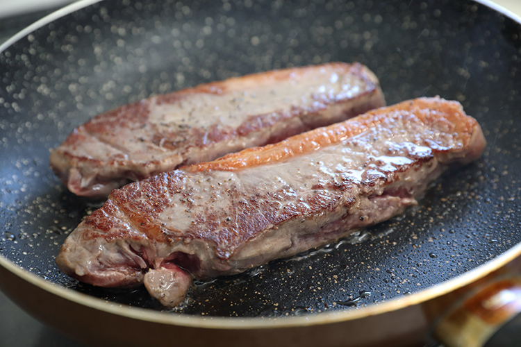 熟成肉を焼くと、独特なナッツにも似た香りが立ち込める
