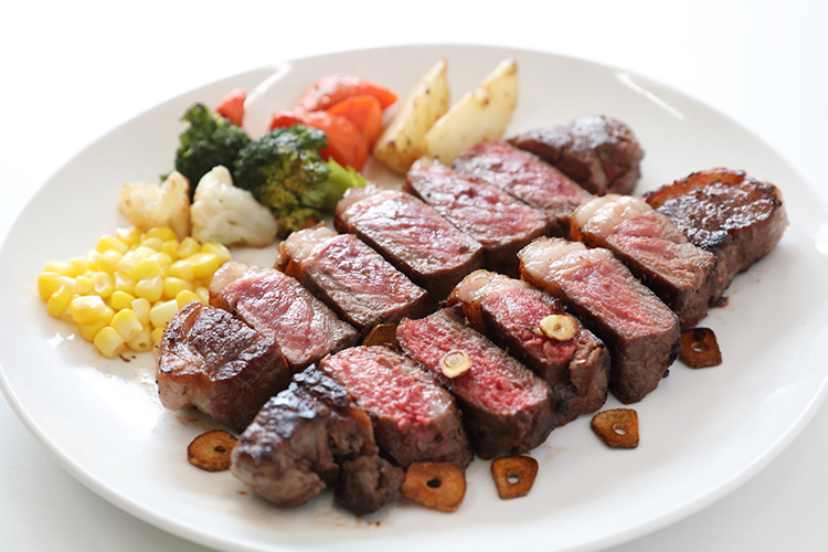 フリーマーチン(熟成肉)のステーキ。上がレアで、下が長めに焼いたもの