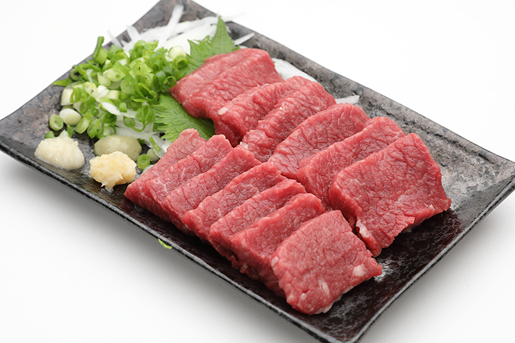 牛の刺身の盛り付け例（ちょっと厚く切り過ぎました）