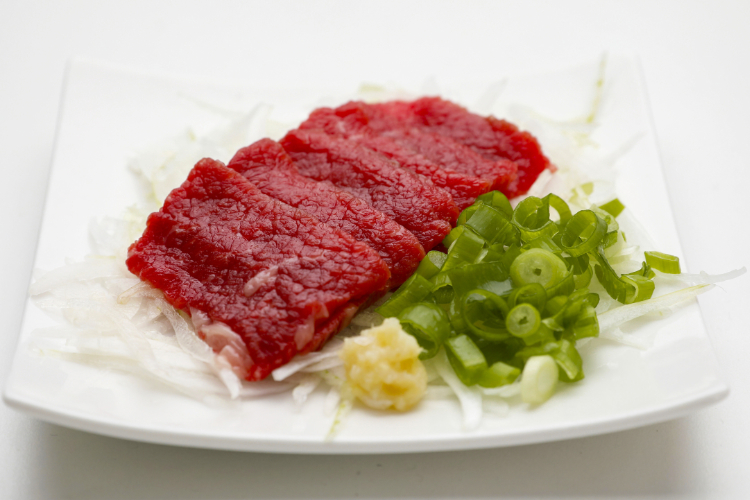 牛の刺身の盛り付け例