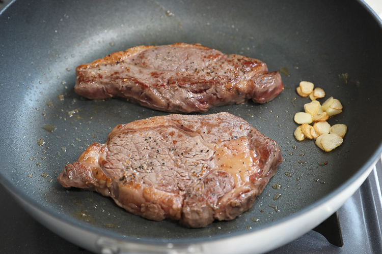 肉を焼いている様子